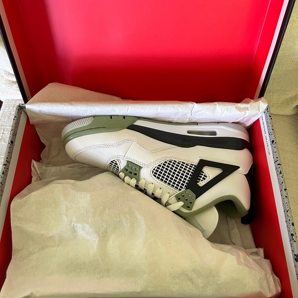 Shoes - Jordan 4 retro ‘Seafoam’